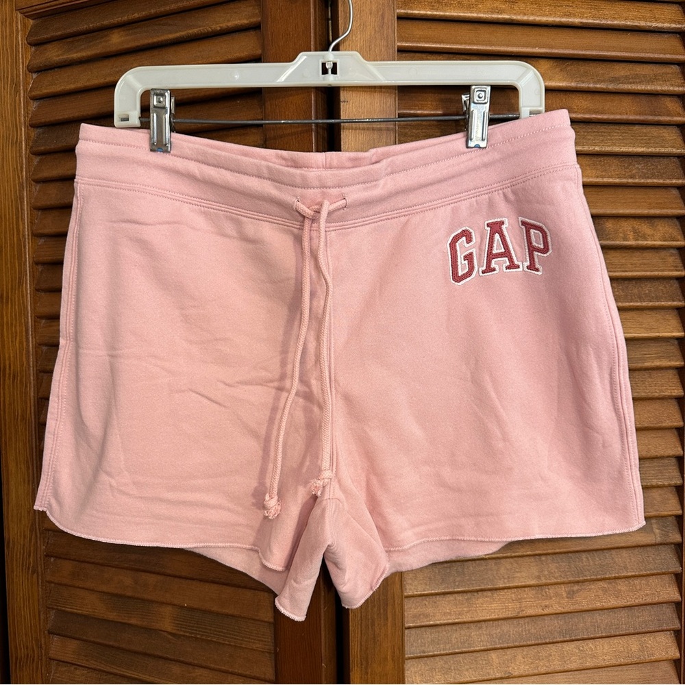 NWT GAP Factory pink fleece Heritage shorts with applique rose/white logo, M
